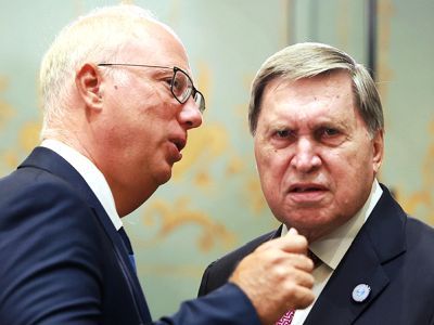 Кирилл Дмитриев и Юрий Ушаков. Фото: dzen.ru Кирилл Дмитриев и Юрий Ушаков. Фото: dzen.ru